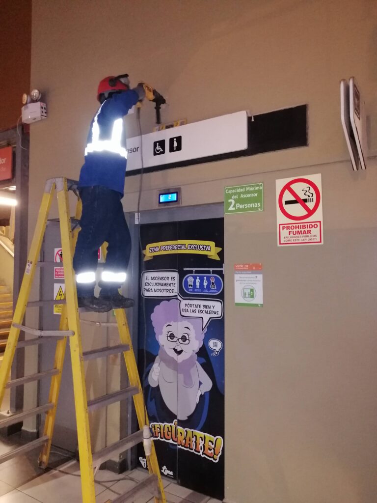 Instalacion de contador de personas en el ascensor metro de Lima