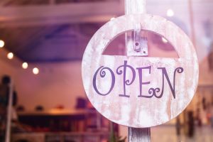 Letrero de tienda abierta: sistema de conteo de personas cuenta quienes entran